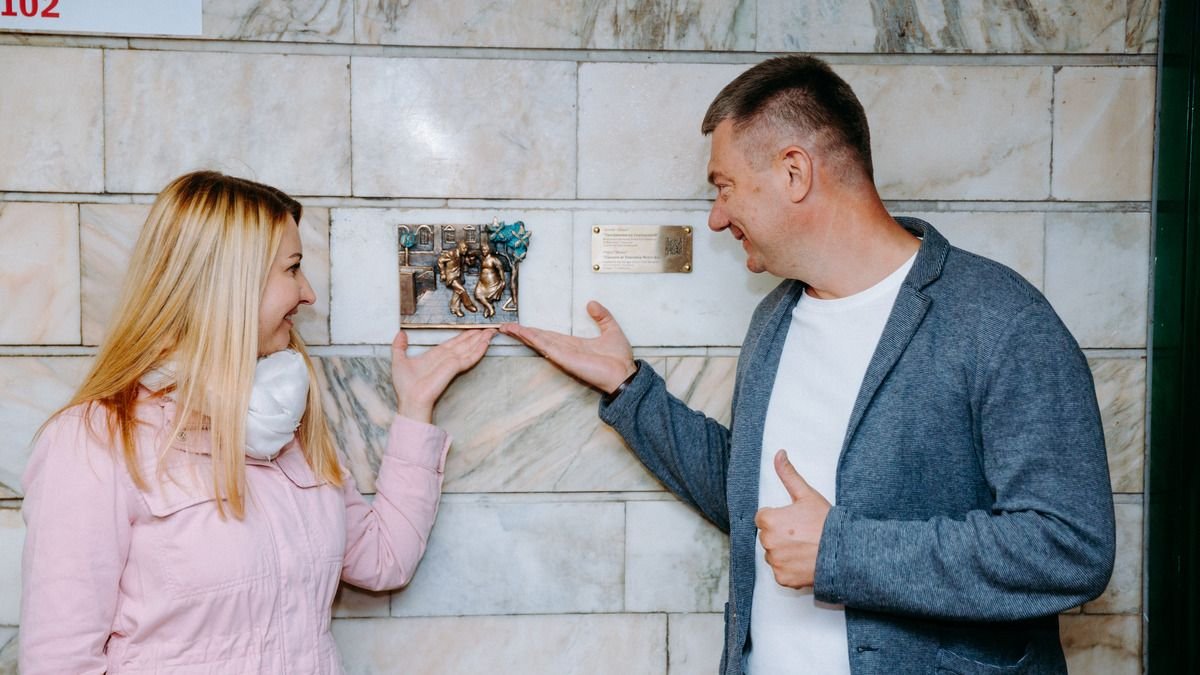 В Киеве открыли 27-ю скульптурку «Шукай!»: партнером выступил Фокстрот 3