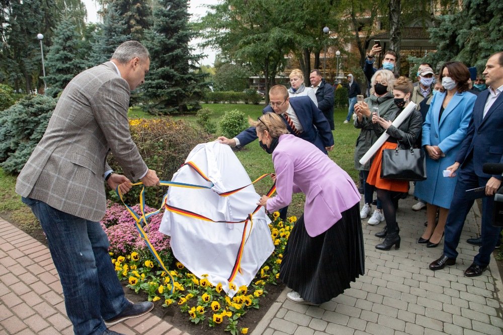 В Киеве открыли новый сквер в честь Мюнхена: где он находится и чем особенный 4
