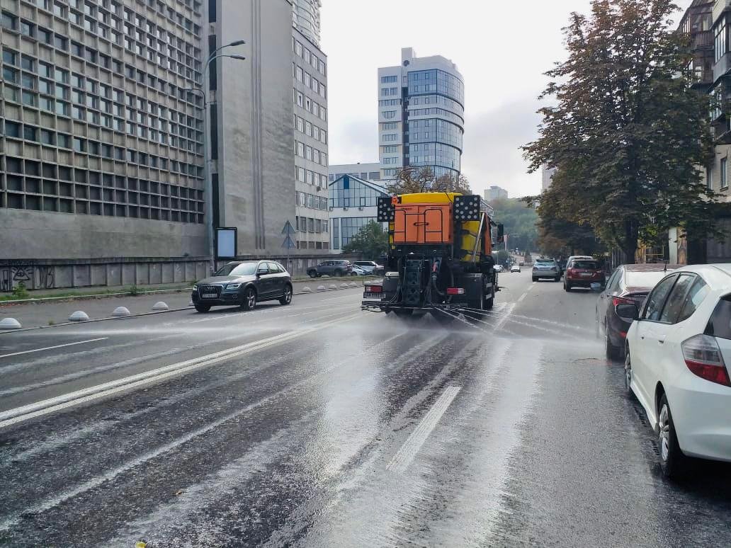 Зачем в Киеве дороги моют шампунями 1