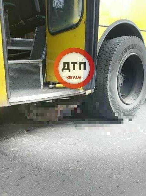 В Киеве на Виноградаре маршрутка сбила трех человек на переходе: есть погибшие 3