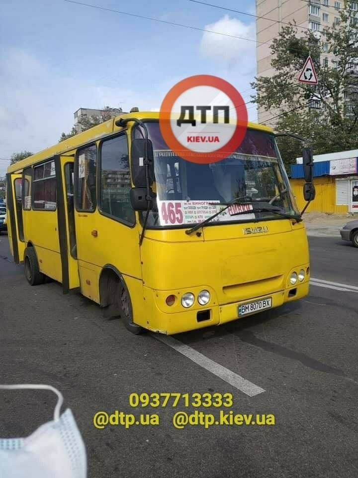 В Киеве на Виноградаре маршрутка сбила трех человек на переходе: есть погибшие 4