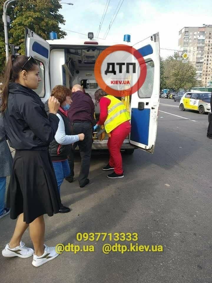 В Киеве на Виноградаре маршрутка сбила трех человек на переходе: есть погибшие 5