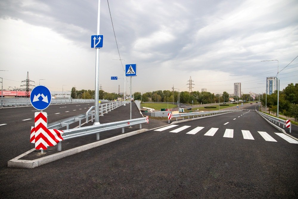 В Киеве после ремонта открыли два путепровода на Богатырской: как они выглядят сейчас 1