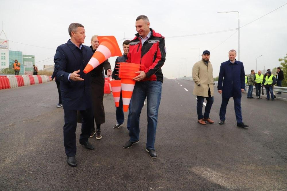 В Киеве после ремонта открыли два путепровода на Богатырской: как они выглядят сейчас 3