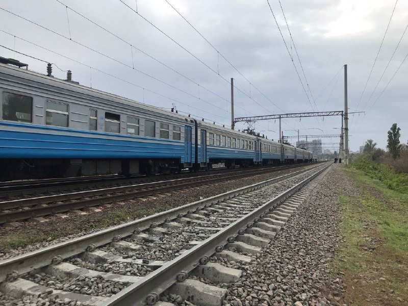 В Киеве 14-летний подросток лег под электричку: видео с места трагедии 2