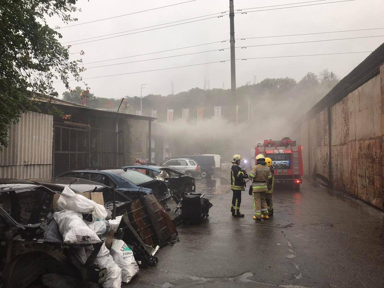 В Киеве на Саперно-Слободской сгорели склады 1