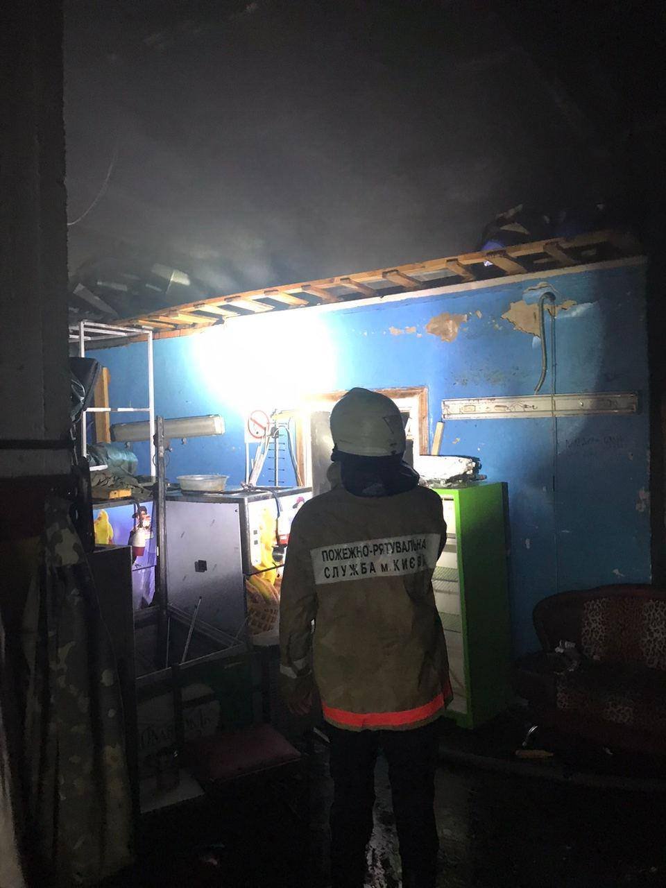 В Киеве на Саперно-Слободской сгорели склады 2