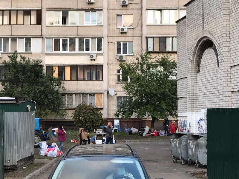 Взрыв в доме на Позняках в Киеве: как спасатели помогают жильцам забрать из квартир свои вещи 1