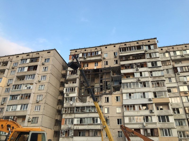 Взрыв в доме на Позняках в Киеве: как спасатели помогают жильцам забрать из квартир свои вещи 2