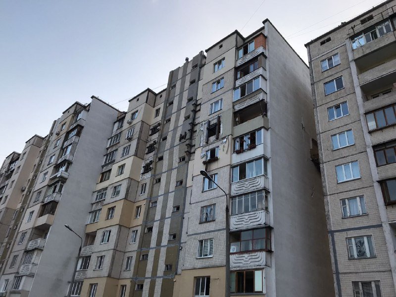 Взрыв в доме на Позняках в Киеве: как спасатели помогают жильцам забрать из квартир свои вещи 3