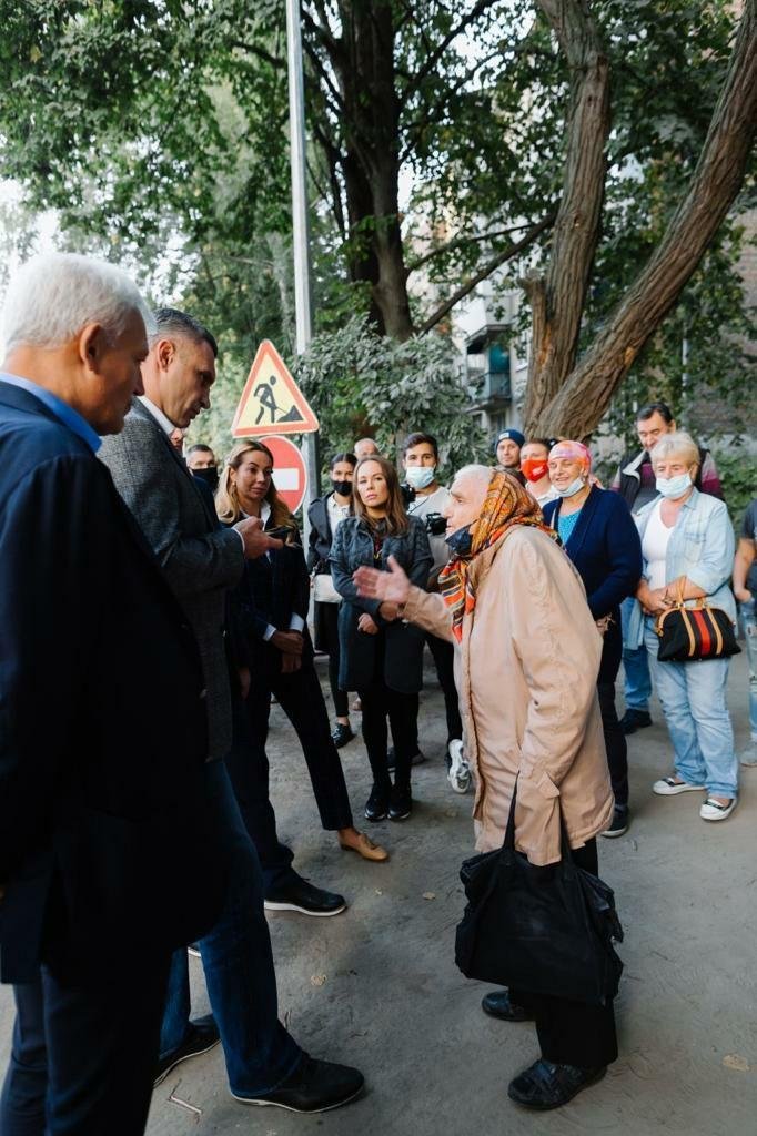 Мэр Киева Виталий Кличко, команда УДАРа и Екатерина Кириченко на выездной встрече с жителями Соломенского района