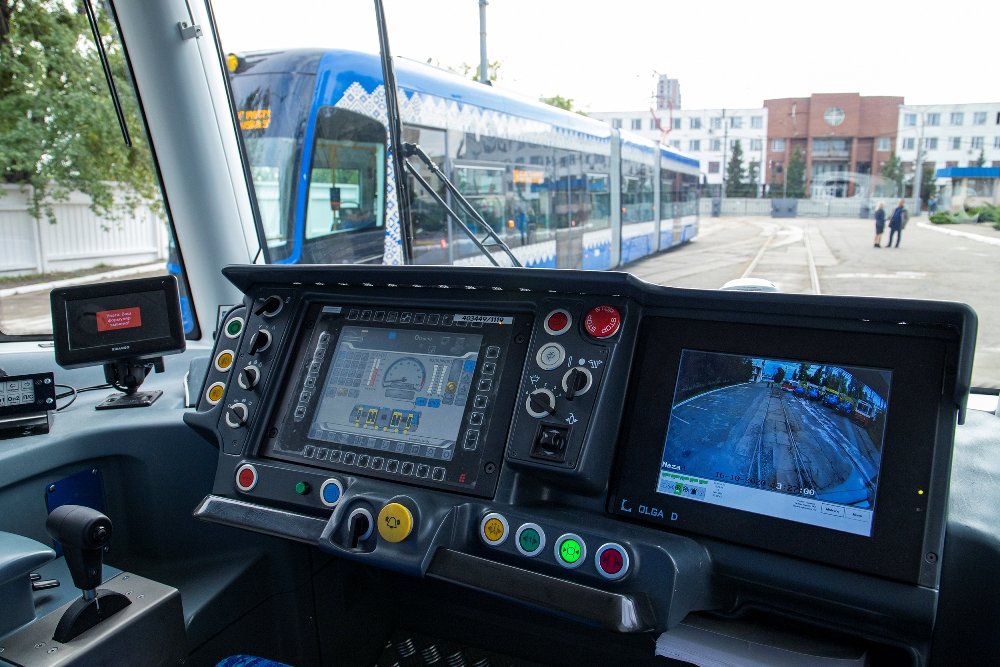 В Киеве по левому берегу будут ездить новые трамваи: как они выглядят 5