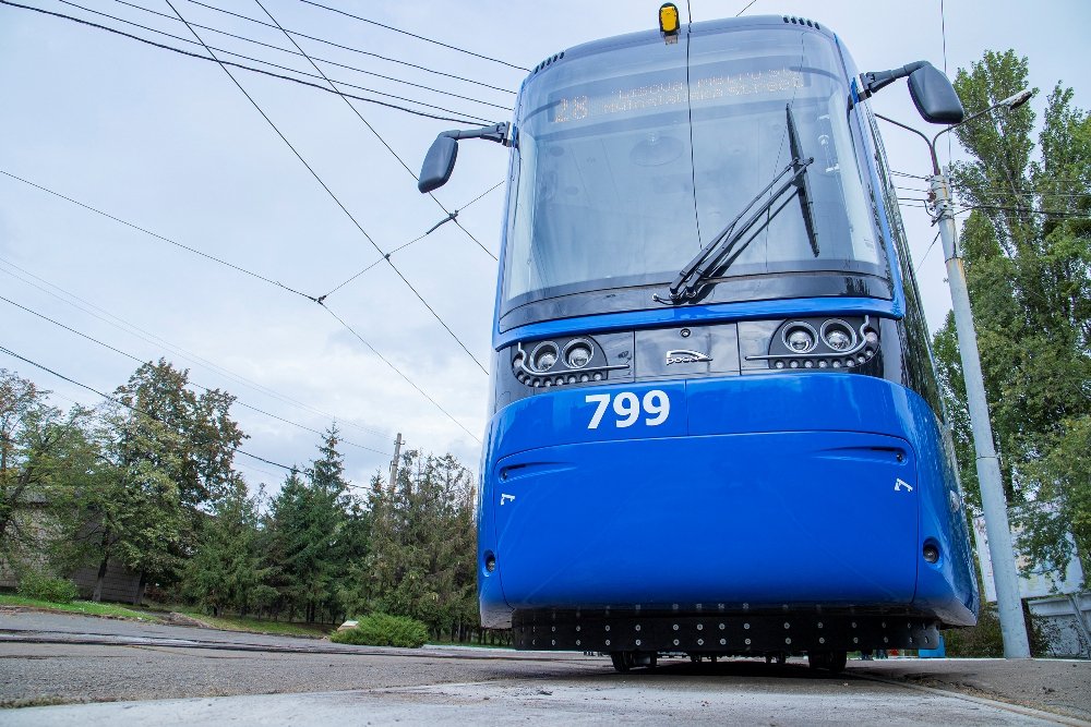 В Киеве по левому берегу будут ездить новые трамваи: как они выглядят 13