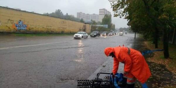 Шокирующие фото и видео затопленного Киева после дождя 4