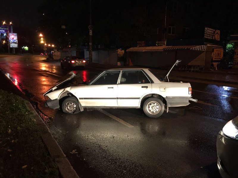 В Киеве на Виноградаре водитель Honda влетел в столб на скользкой дороге 1