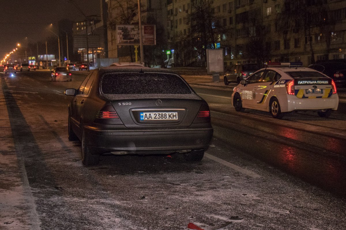 Водители не справляются с управлением на скользкой дороге Водители не справляются с управлением на скользкой дороге