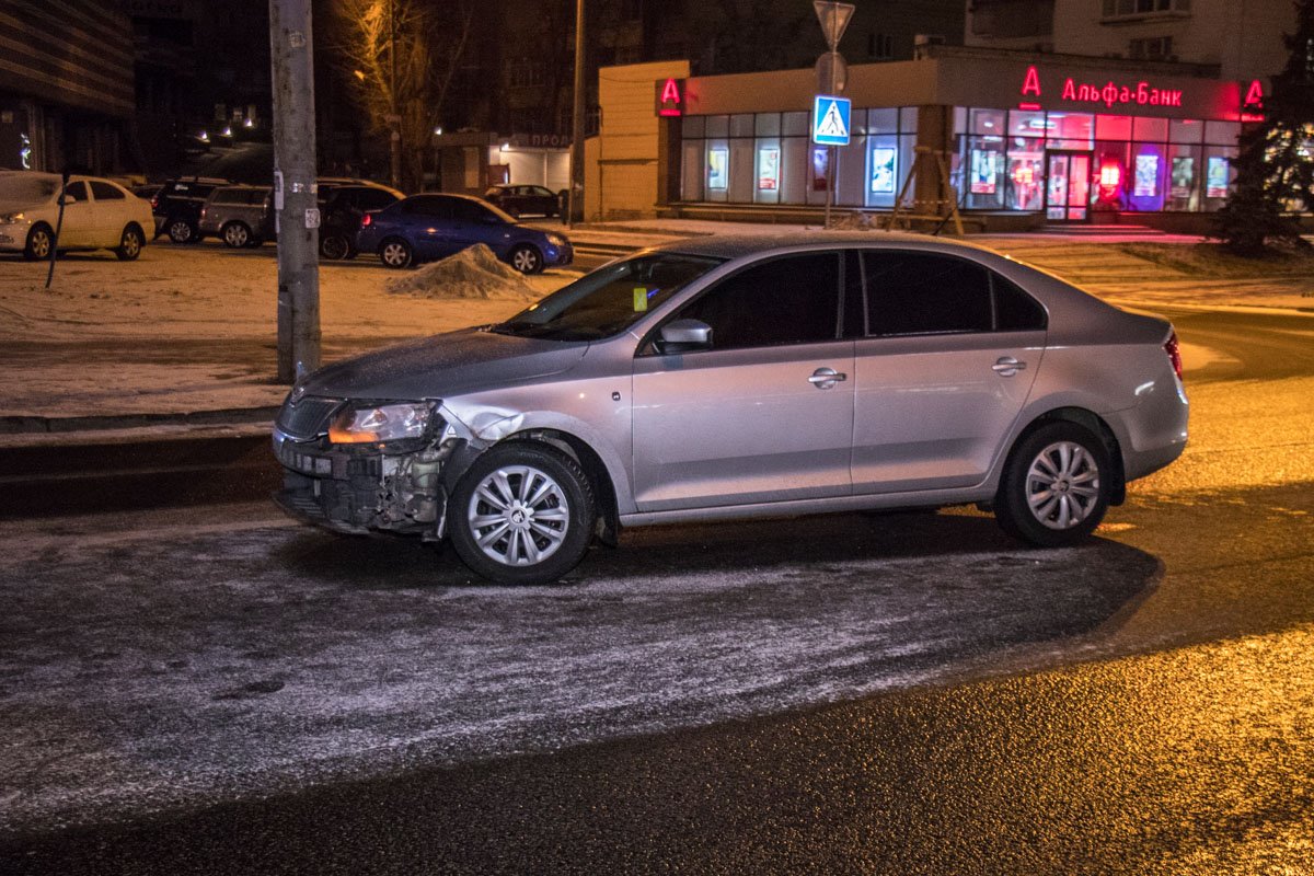 Из-за погоды повреждены много автомобилей Из-за погоды повреждены автомобили