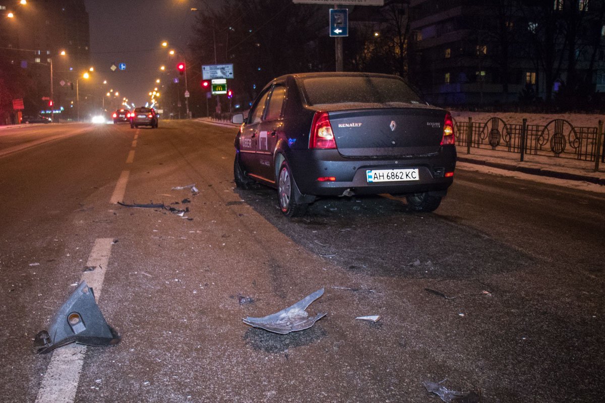 За рулем Renault Logan был водитель службы такси За рулем Renault Logan был водитель службы такси