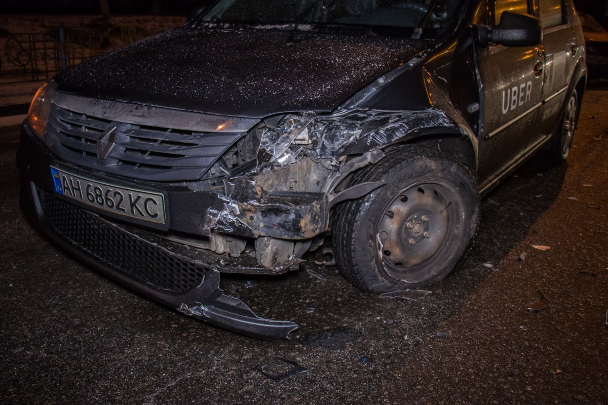 У обеих авто серьезно повреждены передние части машин с правой стороны У обоих авто серьезно повреждены передние части машин с правой стороны