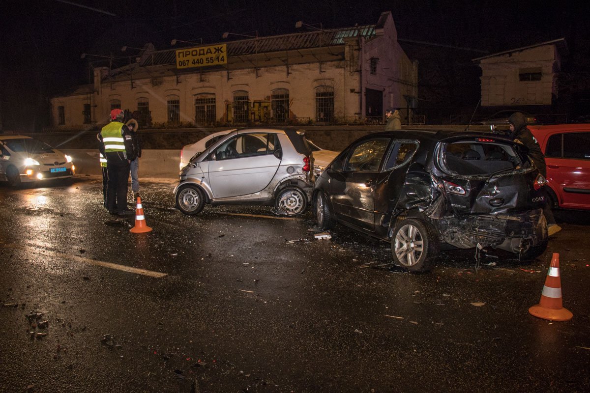 При оформлении аварии, в ДТП въехало еще одно авто Пока оформляли ДТП, к аварии присоединился еще один участник