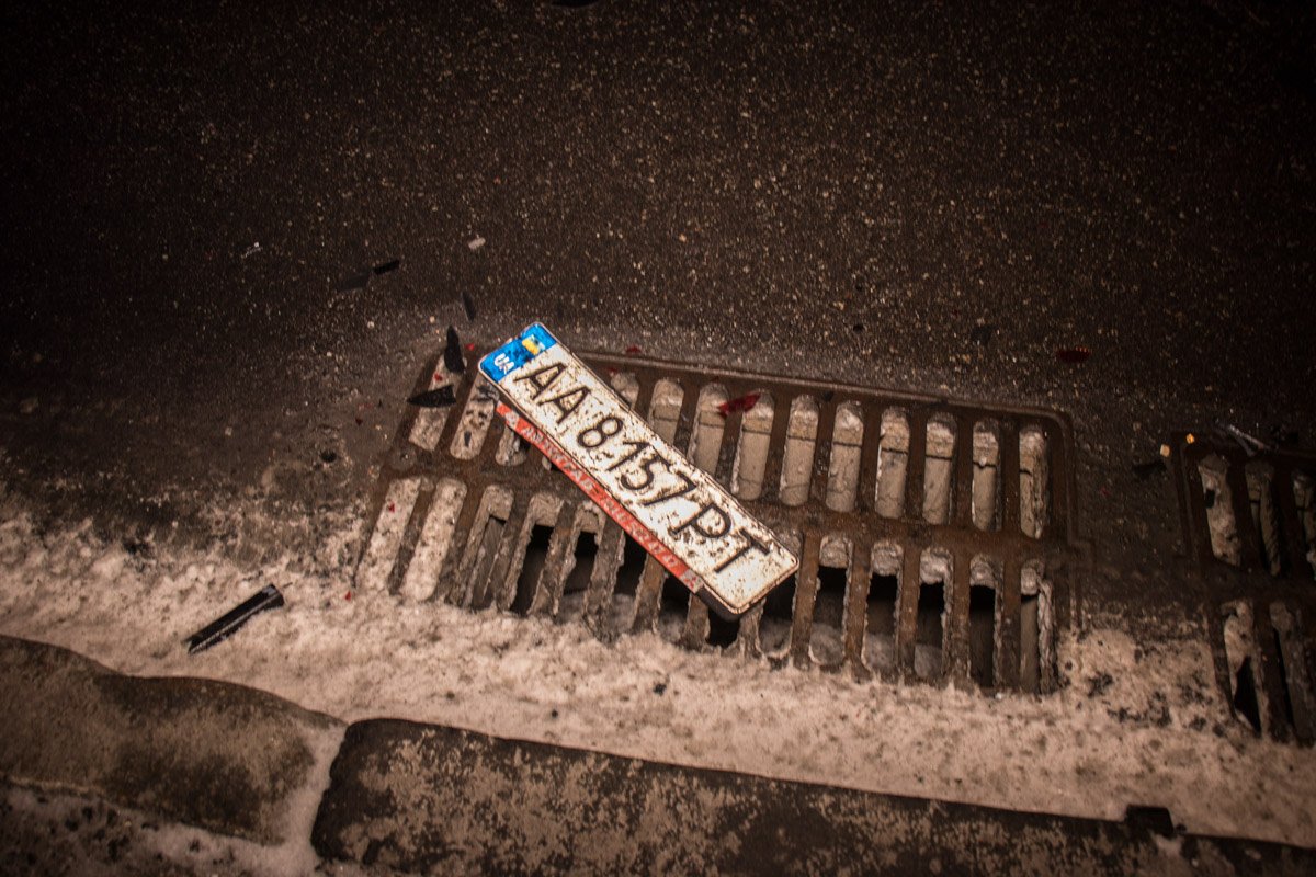 Одно из авто потеряло номерной знак Одно из авто потеряло номерной знак