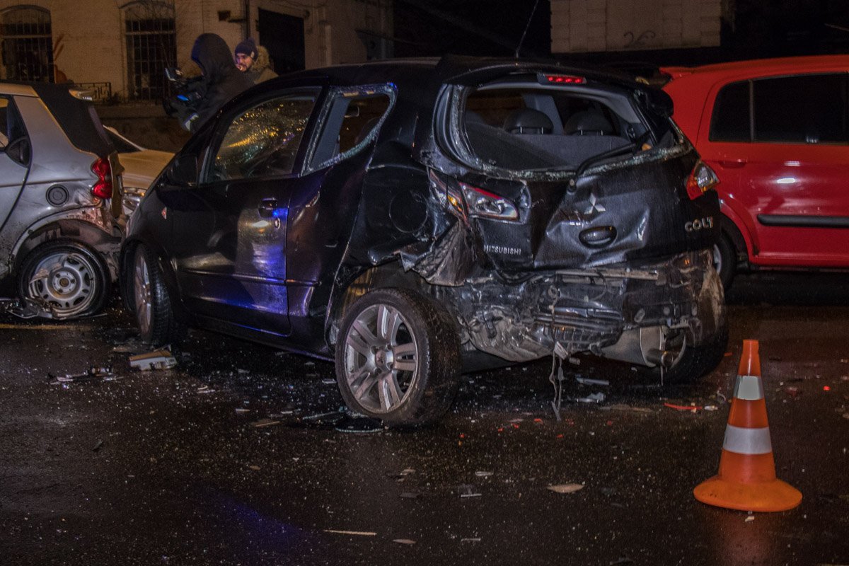 Водителя-девушку Mitsubishi увезла скорая Водителя-девушку Mitsubishi увезла "скорая" width="1200" height="800"><figcaption> Водителя-девушку Mitsubishi увезла "скорая"
</figcaption></figure></p><p><figure class="image"><img class="wp-image-77330 size-full" title="На месте работала полиция" src="https://cdn.informator.ua/@dp/media/kiev/2023/10/13/6528aa28e5df8.jpg" alt="На месте работала полиция" width="1200" height="800"><figcaption> На месте работала полиция
</figcaption></figure></p><p><figure class="image"><img class="wp-image-77329 size-full" title="Водитель Nissan пытался скрыться" src="https://cdn.informator.ua/@dp/media/kiev/2023/10/13/6528aa294451c.jpg" alt="Водитель Nissan пытался скрыться" width="1200" height="800"><figcaption> Водитель Nissan пытался скрыться
</figcaption></figure></p><p>Ранее мы сообщали, что незадолго до этого на Набережном шоссе из-за гололеда уже были ДТП. <a href="https://kiev.informator.ua/2018/01/17/v-kieve-bentley-mercedes-i-eshhe-4-avto-na-skolzkoj-doroge-ustroili-parovozik/">Bentley, Mercedes и еще 4 авто на скользкой дороге устроили «паровозик»</a>. А <a href="https://kiev.informator.ua/2018/01/16/v-kieve-toyota-vletela-v-oporu-mosta-pogibshego-muzhchinu-vyrezali-iz-avto/">в опору Моста Метро въехала Toyota</a>. Ее водитель в больнице, а пассажир погиб. Труп мужчины из салона авто вырезали спасатели.
</p><p></p><p style="text-align: right;"><strong>Маргарита Хорунжая</strong></p>
<p></p><p style="text-align: right;"><strong>Фото: Владислав Леонов</strong></p></body></html>