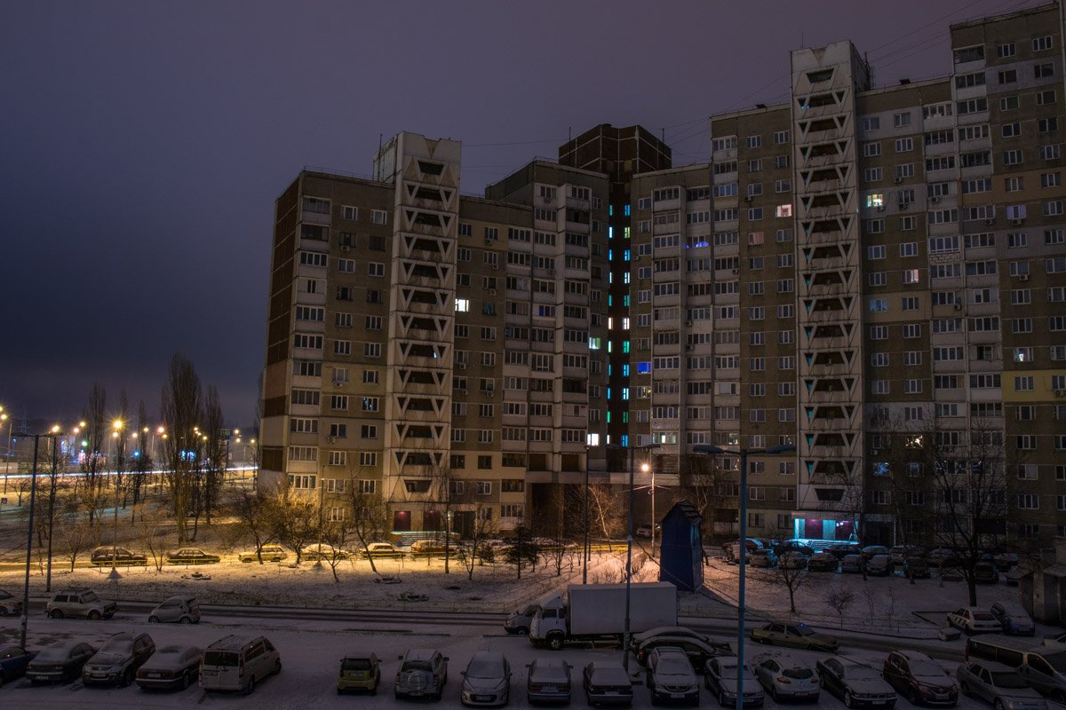 Кто-то ведет ночную жизнь, в некоторых окнах горит свет