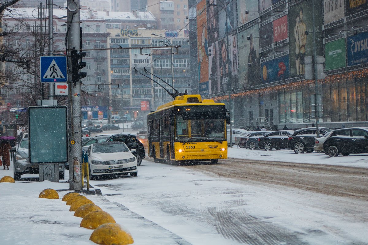Погреться, спрятаться от снегопада и пообщаться всегда можно в троллейбусе