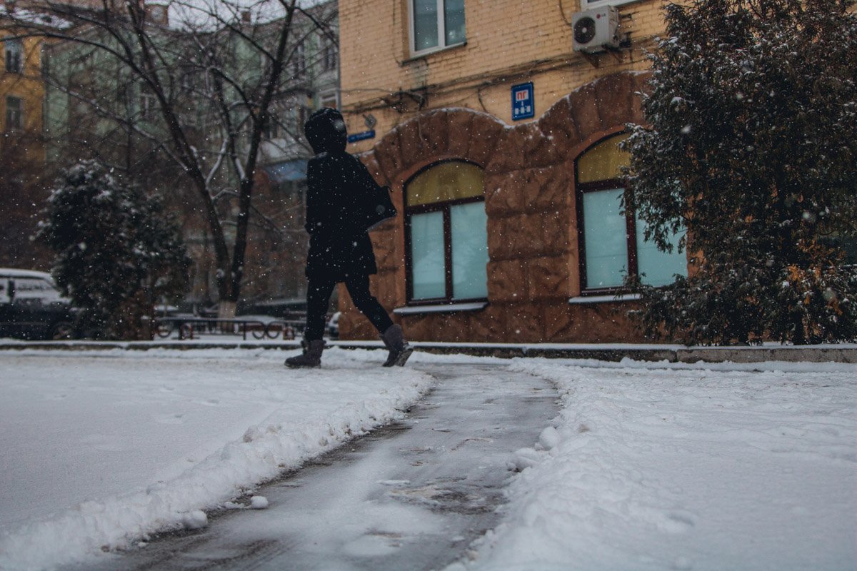 С утра для прохожих бережно подготовили дорожку