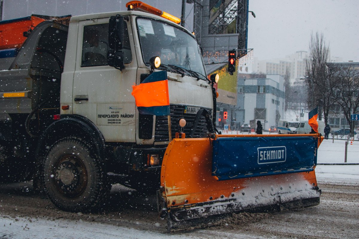 Коммунальщики отчаянно борются со снегом