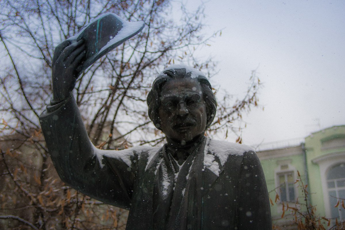 В такую сказочную погоду, кажется, и памятники оживают