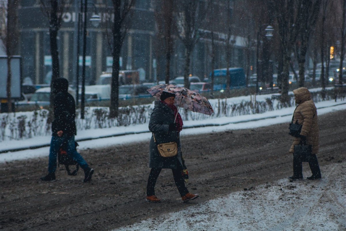 Прятаться от снега под зонтом - особенный тренд