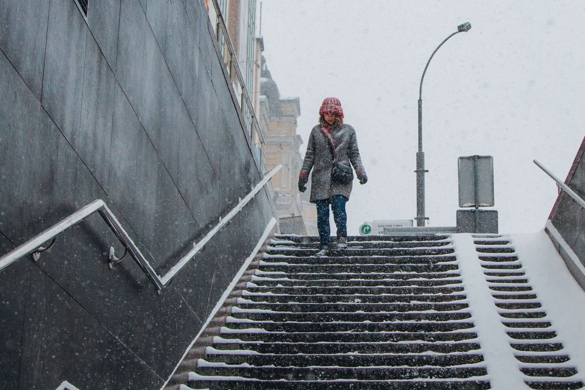 Спрятаться от снега можно также в подземном переходе