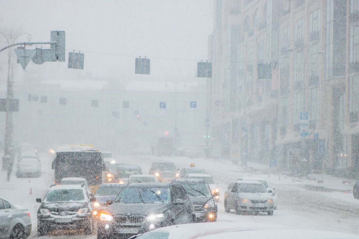 Машины тонут в снежном тумане