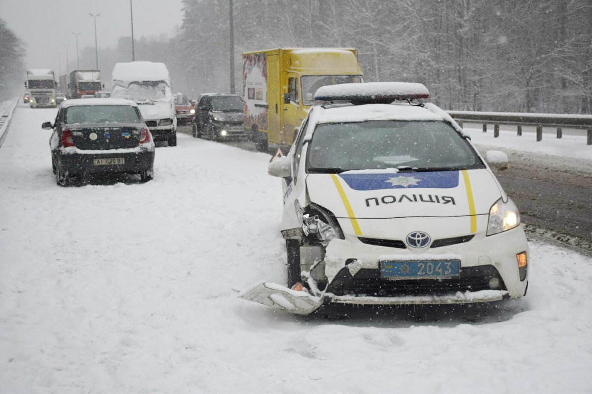 Полицейское авто въехало в Dacia Logan Полицейское авто въехало в Dacia Logan