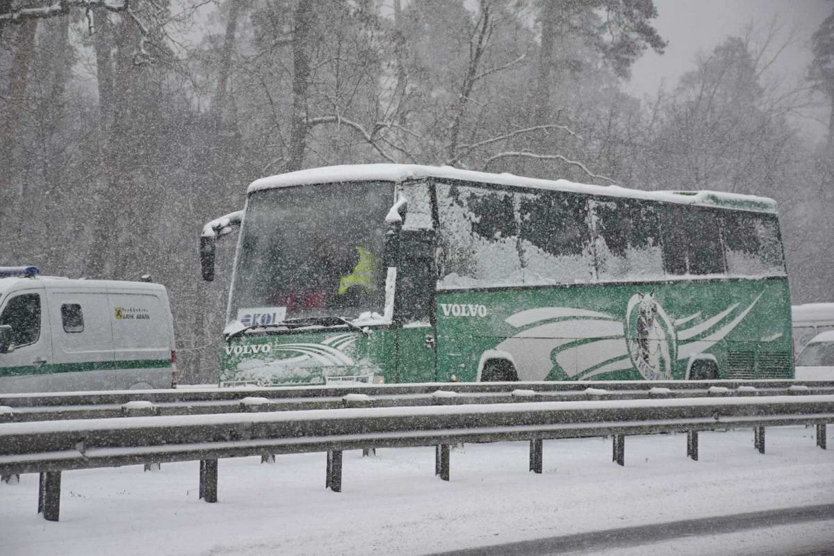 Автобус въехал в Hyundai, водитель которого хотел помочь тем, кто попал в аварии Автобус въехал в Hyundai, водитель которого хотел помочь тем, кто попал в аварию
