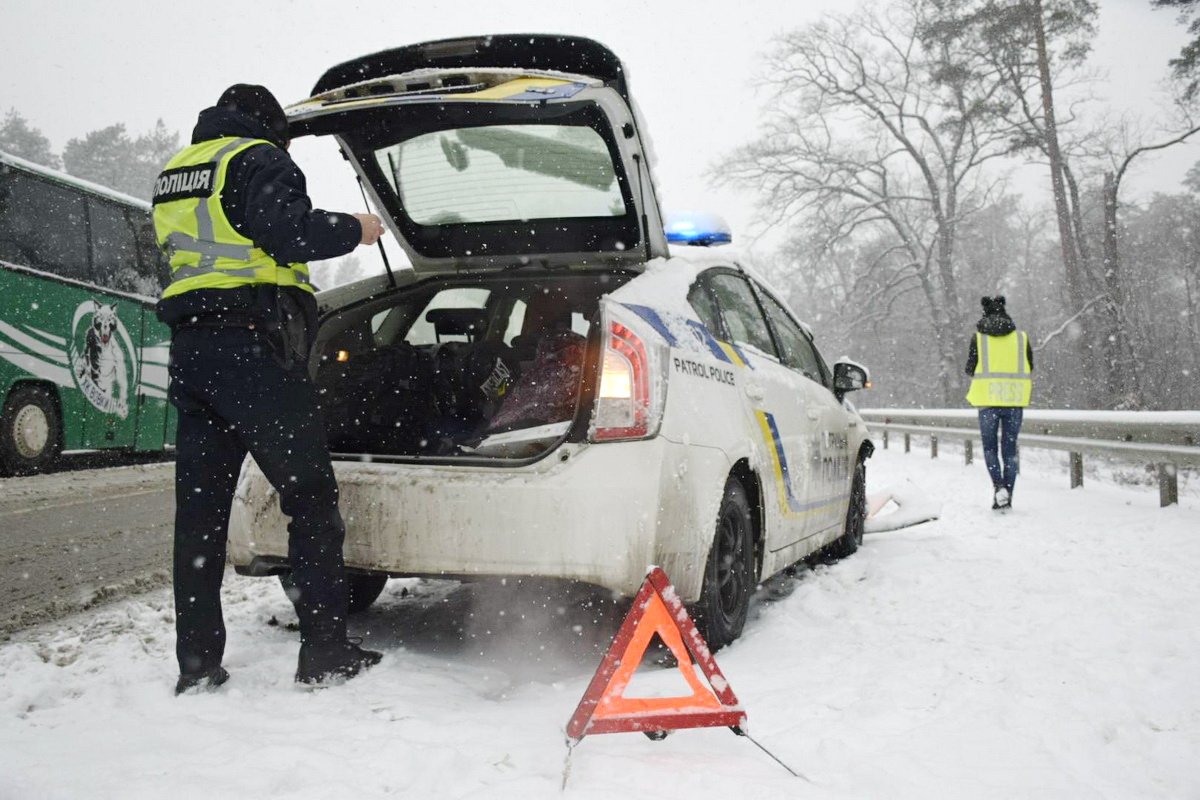 На месте аварии работают полицейские На месте аварии работают полицейские