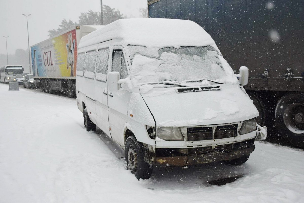 Mercedes-Benz Sprinter пытался объехать аварию с патрульными и врезался в Renault Mercedes-Benz Sprinter пытался объехать аварию с патрульными и врезался в Renault