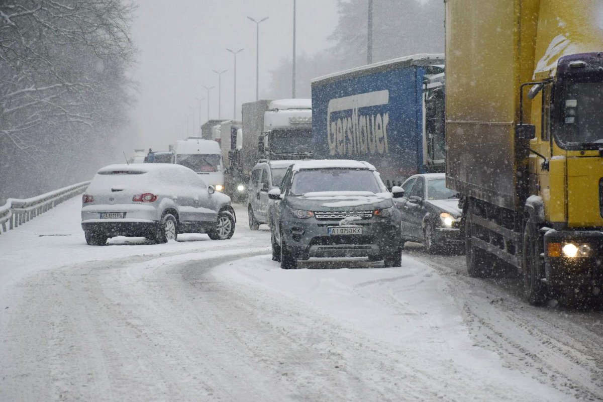 Из-за аварий из Киева в сторону Житомира образовалась пробка Из-за аварий из Киева в сторону Житомира образовалась пробка