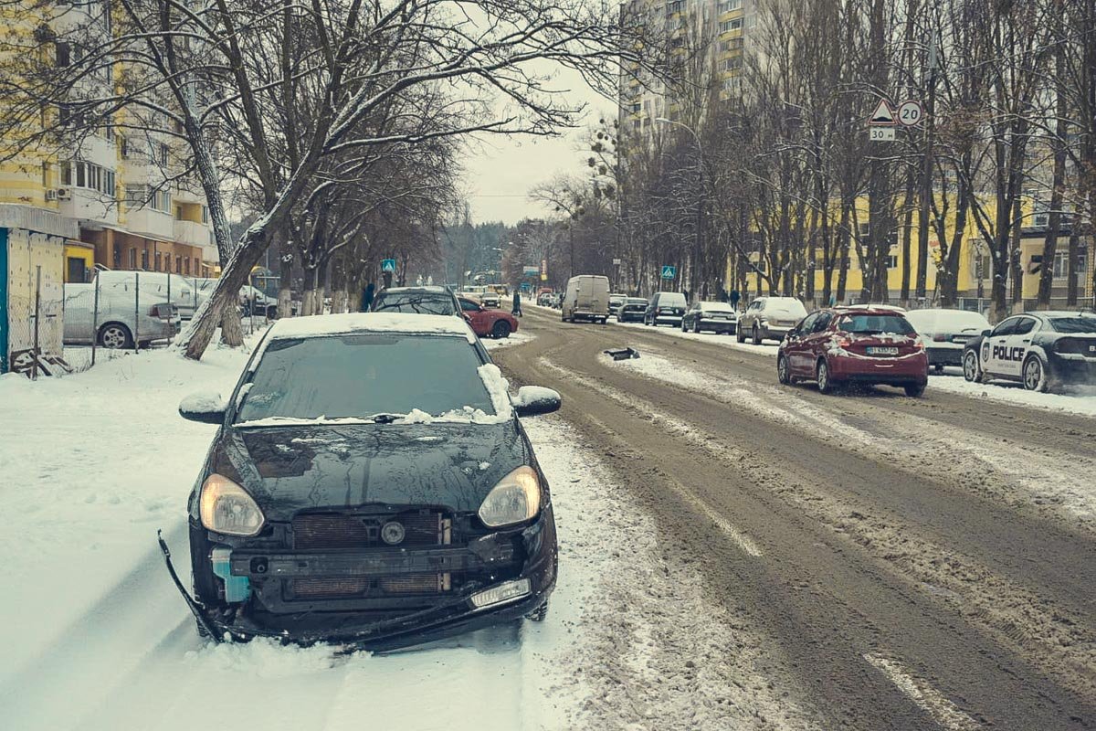 На улице Наумова столкнулись два авто 