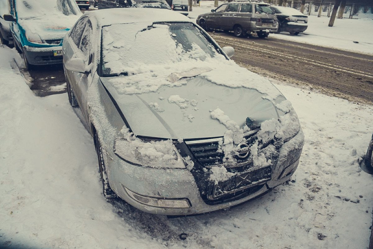 От удара иномарку занесло прямо на припаркованный Nissan