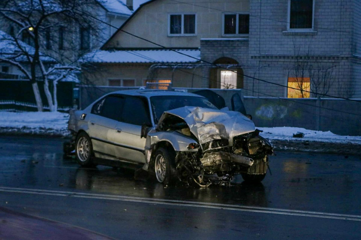 На Отрадном проспекте водитель BMW не справился с управлением и снес столб линии электропередач
