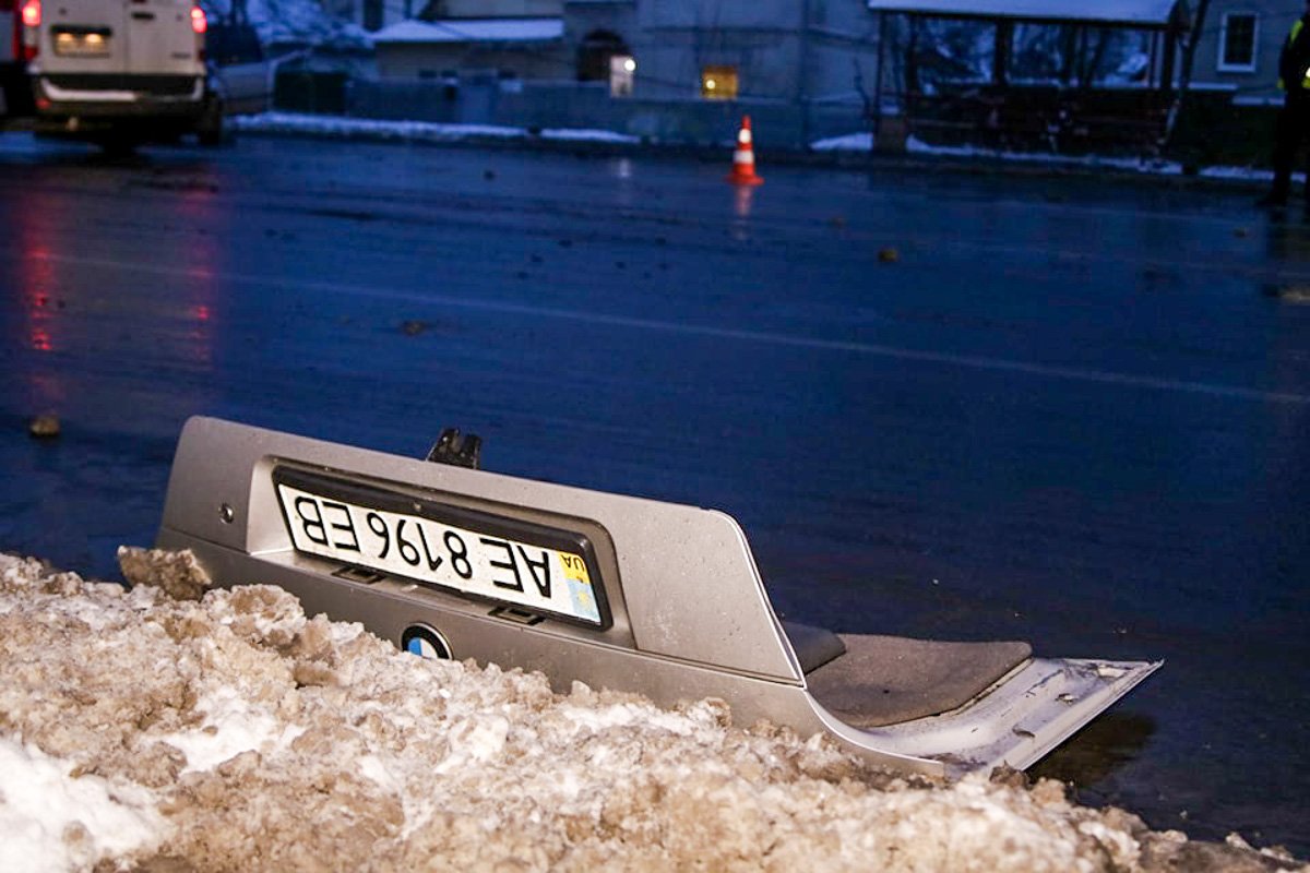 От удара у автомобиля отлетела крышка багажника От удара у автомобиля отлетела крышка багажника