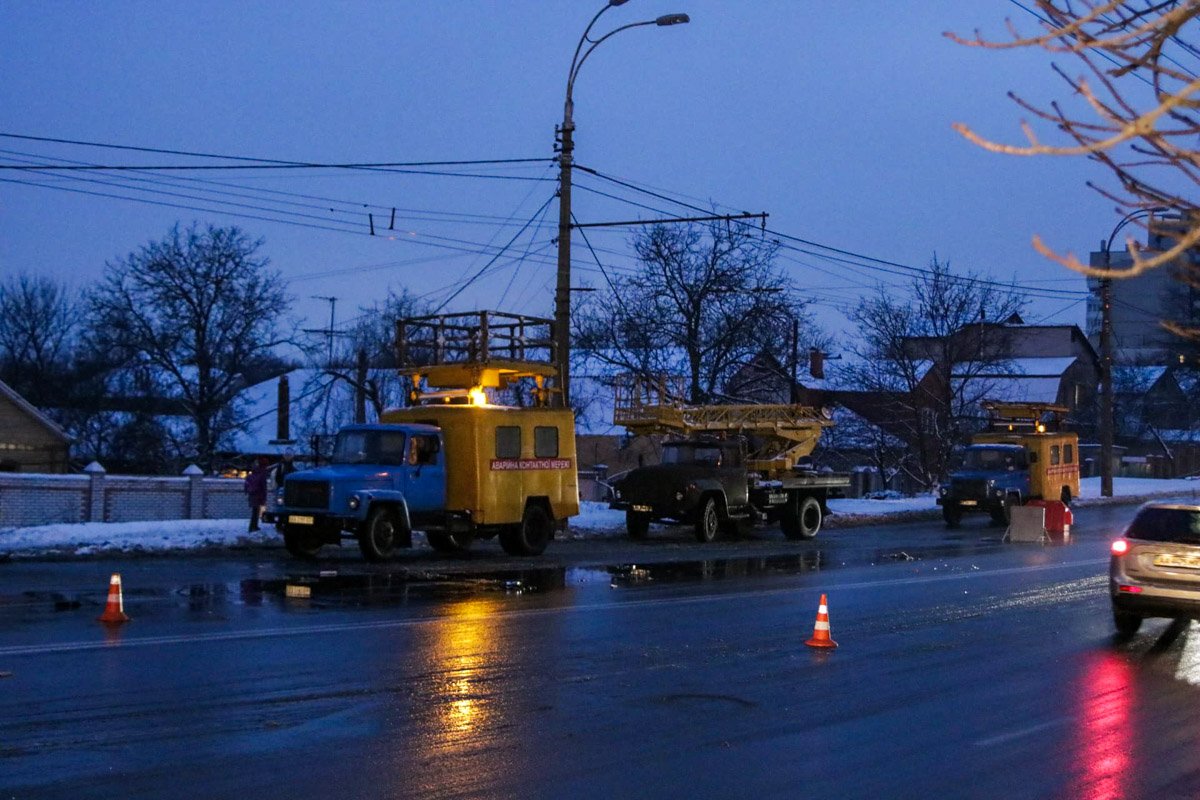 Из-за повреждения столба оборвались линии электропередач и контактной сети электротранспорта