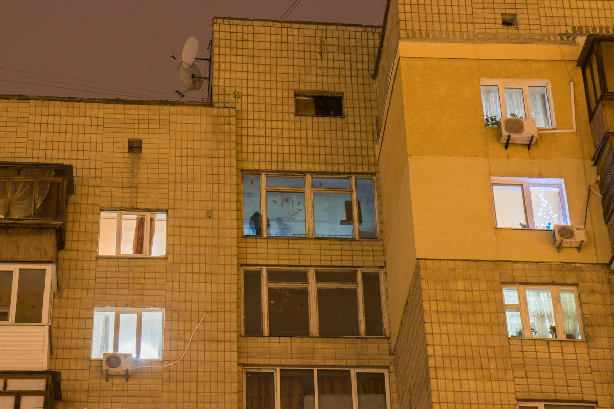 Девушка выпала из окна 9-го этажа