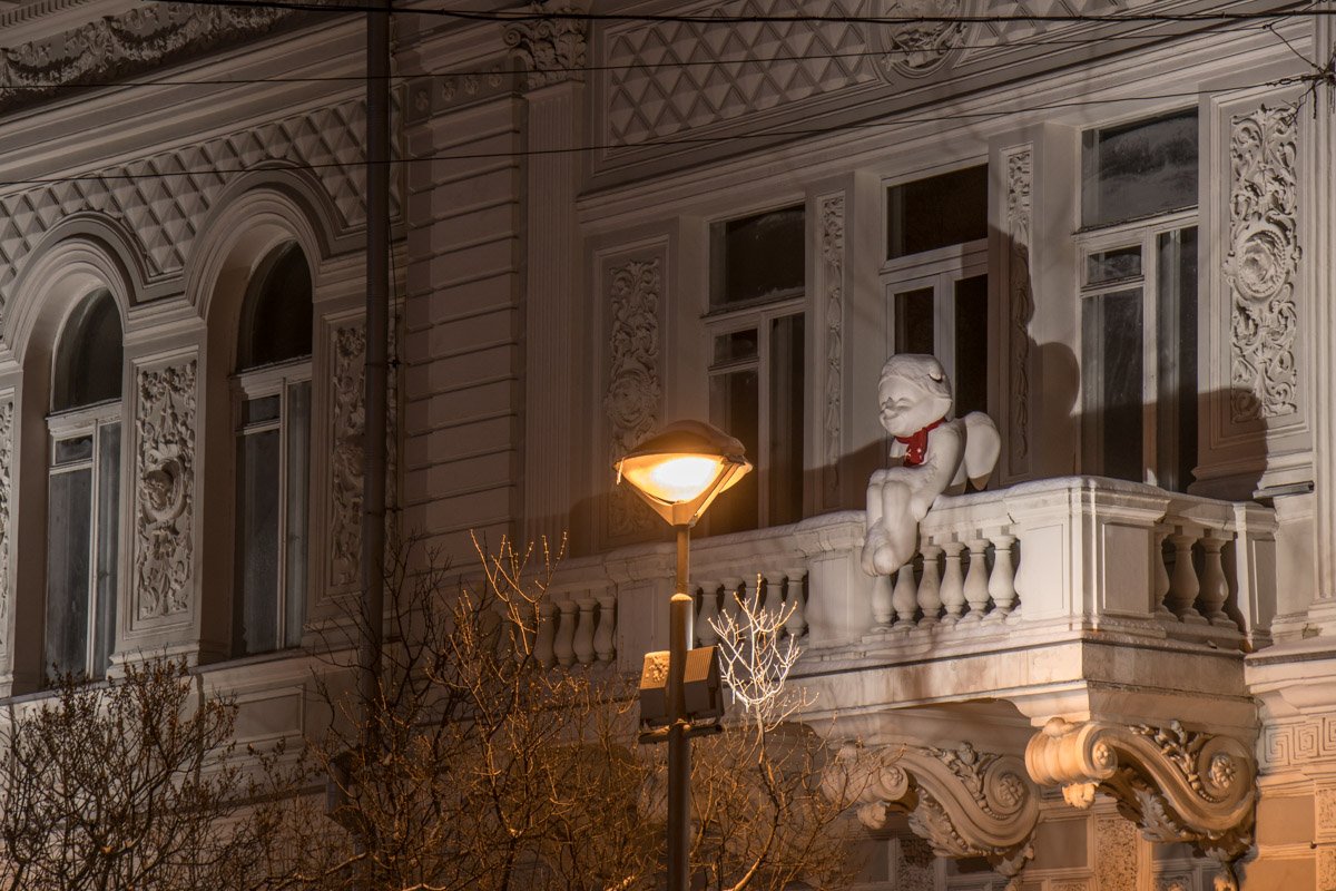 Скульптуры словно оживают в лучах искусственного света