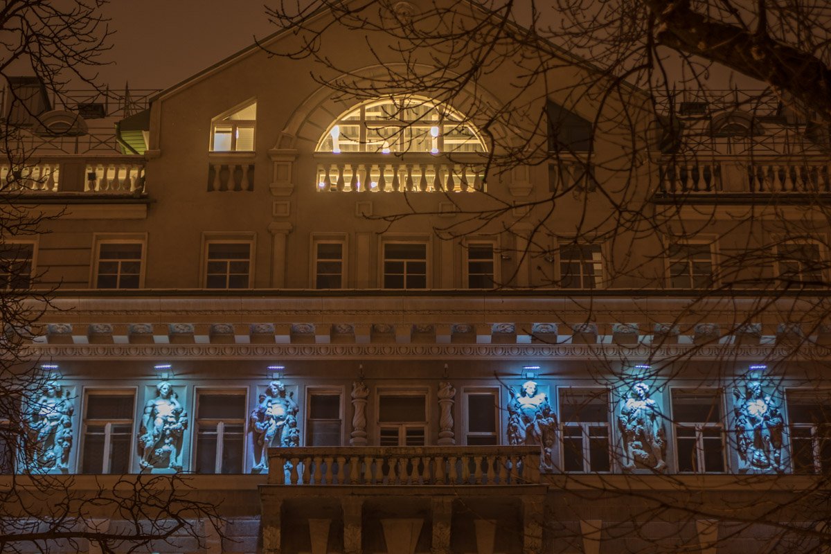 Неприметные днем элементы архитектуры ночью завораживают