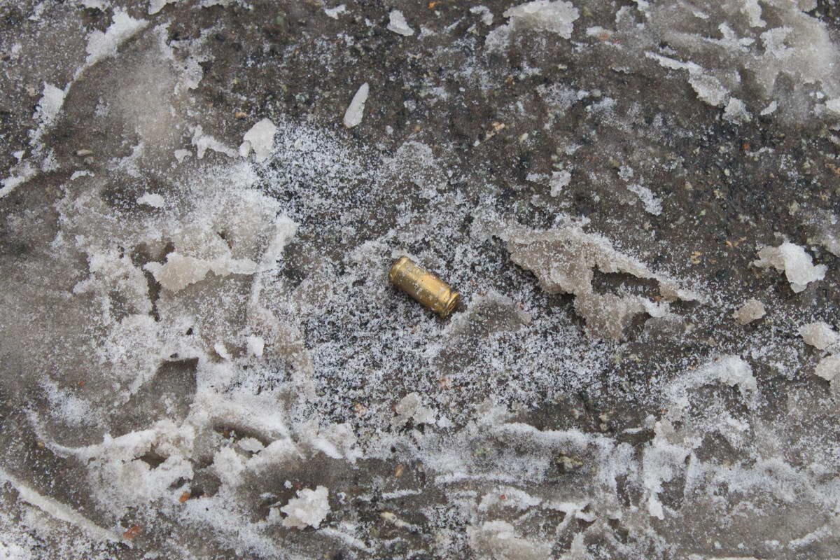 На месте обнаружили гильзу калибра 9 миллиметров