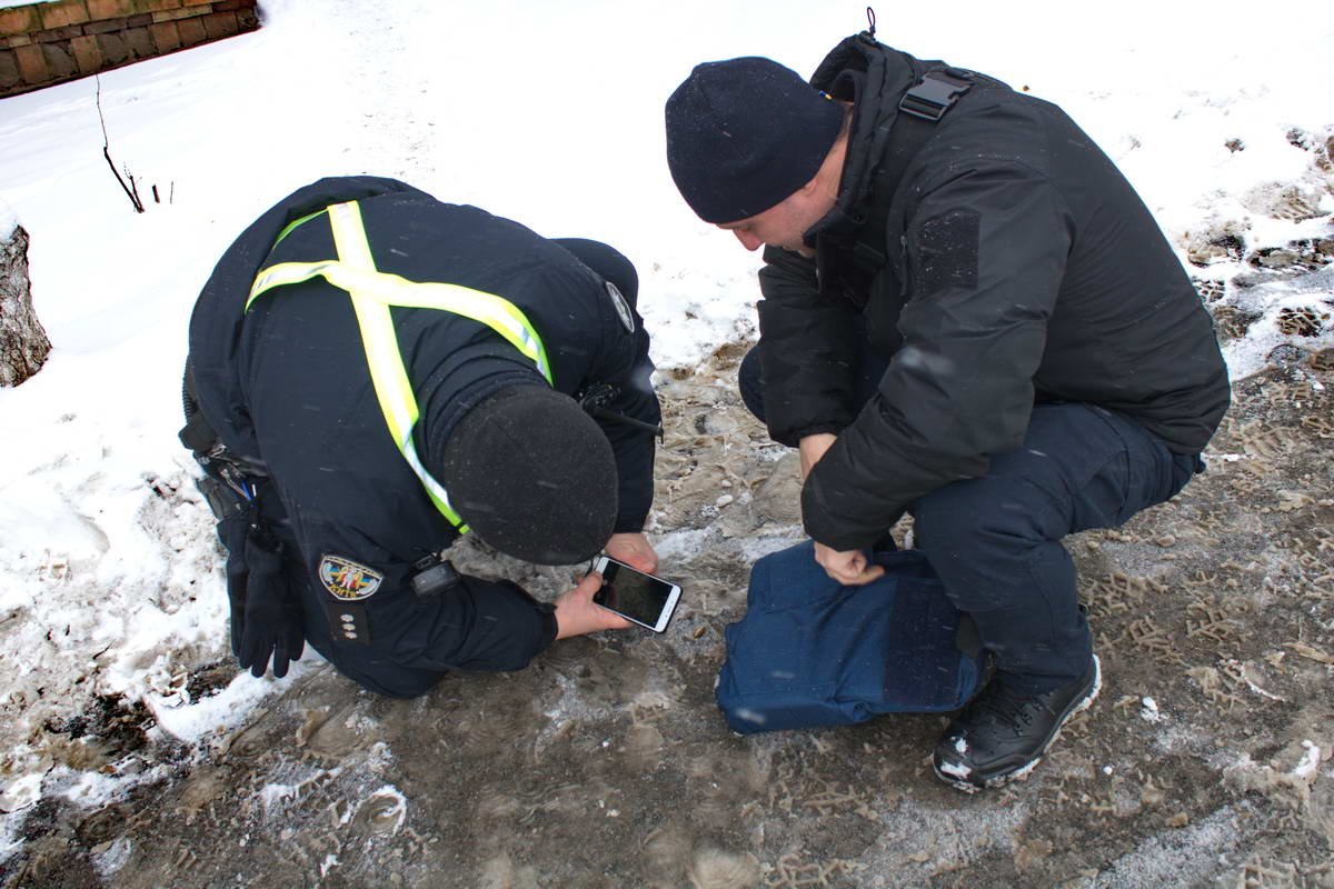 Правоохранители выясняют, кто и зачем устроил стрельбу возле жилого дома