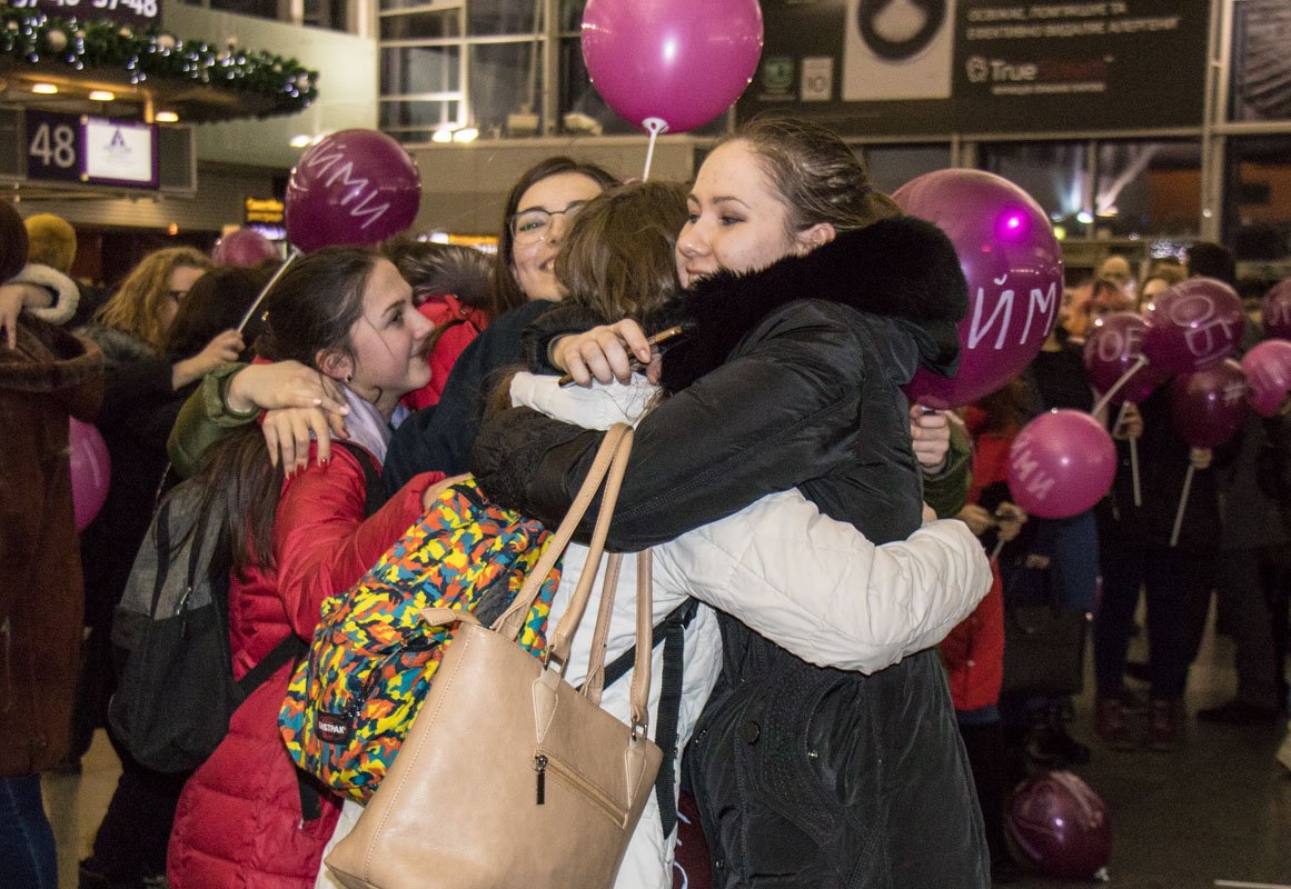 Массовые объятия в "Борисполе" сегодня приветствовались Массовые объятия в "Борисполе" сегодня приветствовались